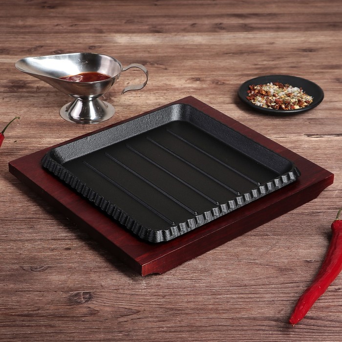 Сковорода 25х23 см "Квадрат. Гриль", на деревянной подставке