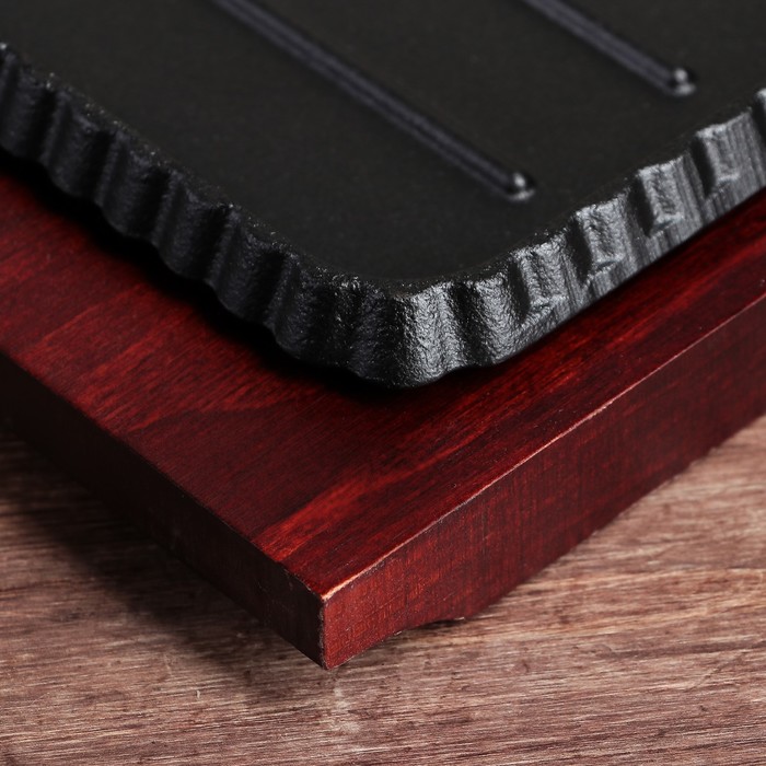 Сковорода 25х23 см "Квадрат. Гриль", на деревянной подставке