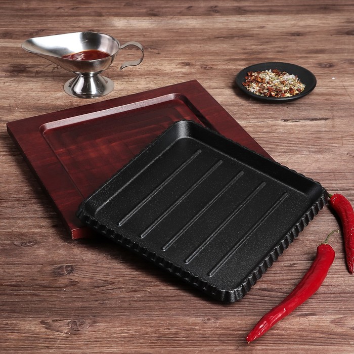 Сковорода 25х23 см "Квадрат. Гриль", на деревянной подставке