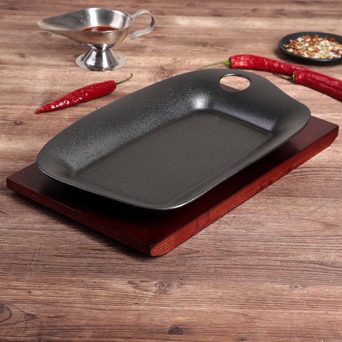 Сковорода 33х21х4,5 см "Этаноши". на деревянной подставке