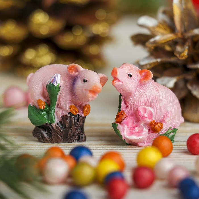 Сувенир полистоун "Хрюшка на цветочной полянке" МИКС 3х2,8х1,8 см