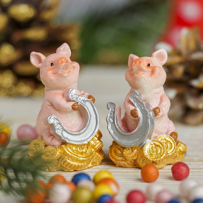 Сувенир полистоун "Хрюшка на денежках с подковой" МИКС 4,2х3,5х3,3 см