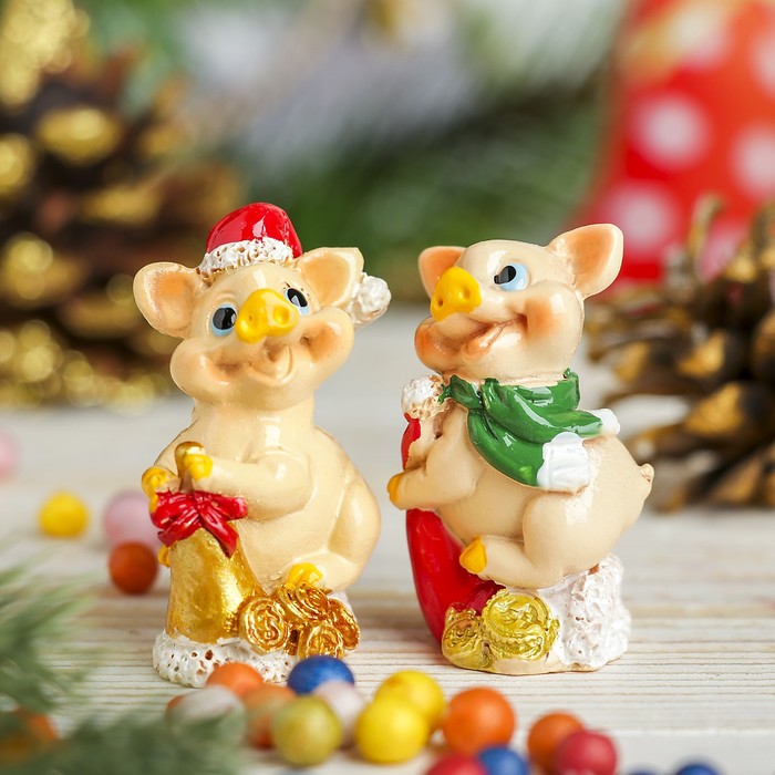 Сувенир полистоун "Хрюшка с подарками" МИКС 4,8х3,8х2,8 см