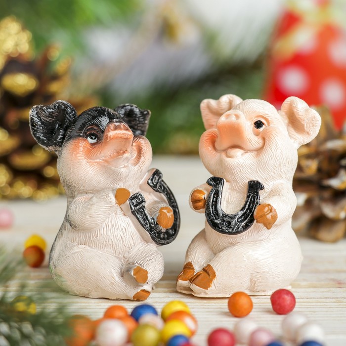 Сувенир полистоун "Хрюшка с подковой и деньгами" МИКС 5,5х4х3,8 см