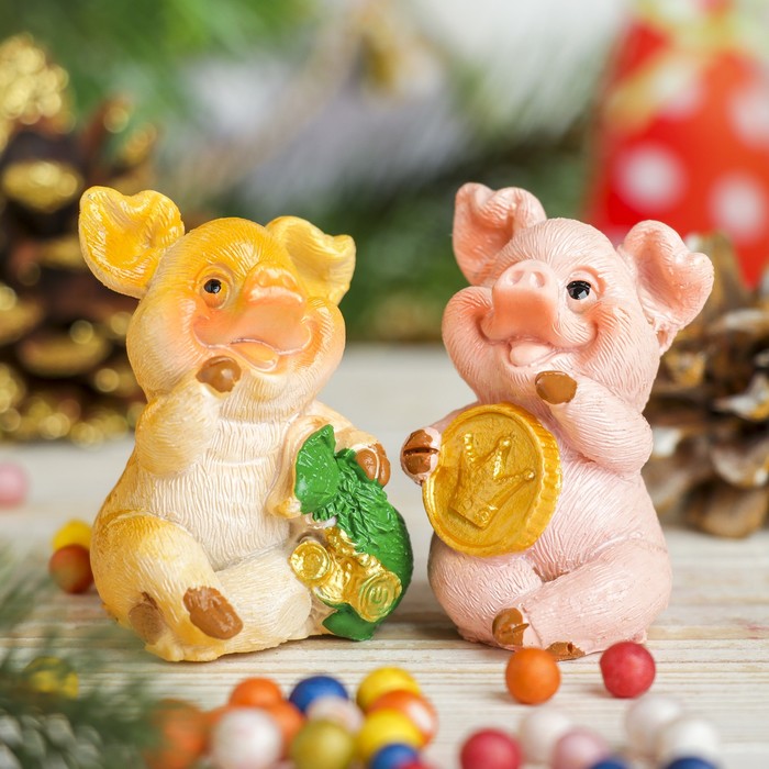 Сувенир полистоун "Хрюшка с подковой и деньгами" МИКС 5,5х4х3,8 см