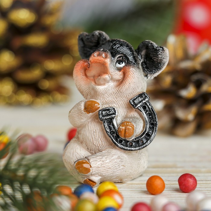 Сувенир полистоун "Хрюшка с подковой и деньгами" МИКС 5,5х4х3,8 см