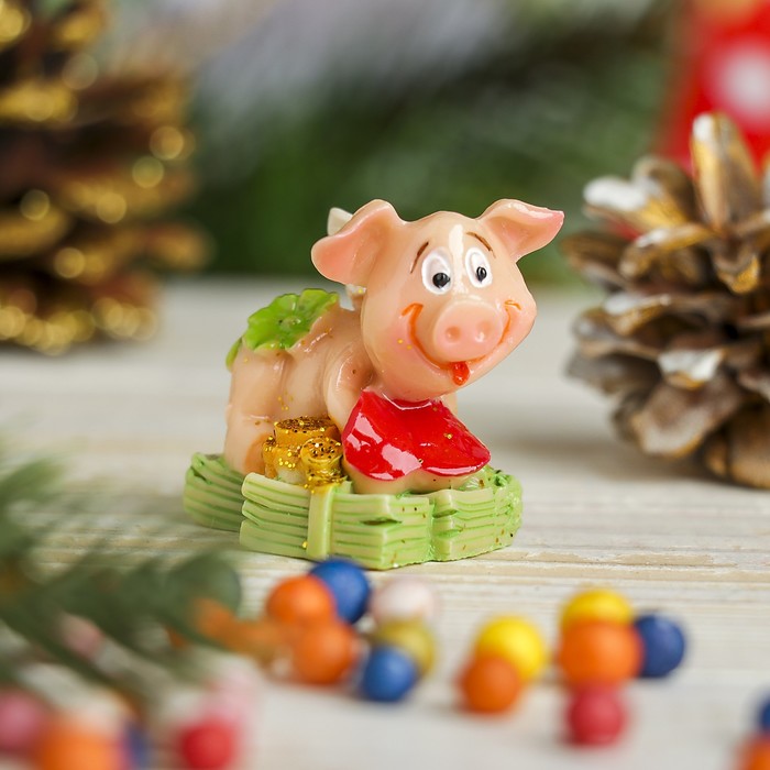 Сувенир полистоун "Поросёнок с крылышками и клевером с деньгами", 4,5х4,2х3,8 см