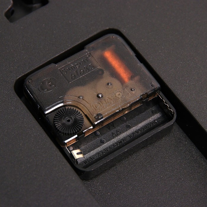 Часы настенные круг d=25 см, рама объёмный орнамент, хромированные