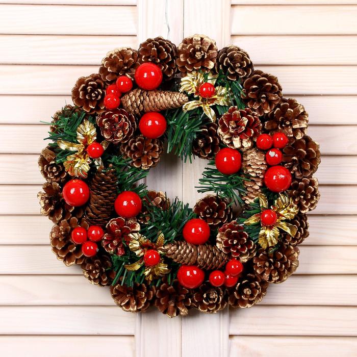 Венок новогодний d-22 см "Шишки" красные ягодки
