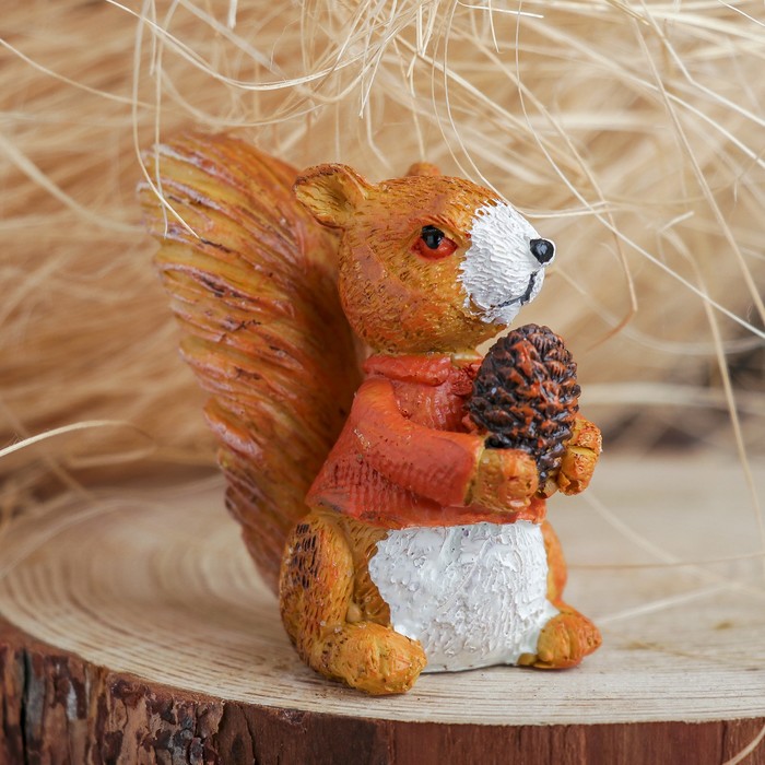 Сувенир полистоун "Бельчонок с шишкой" МИКС 7х7х3,5 см