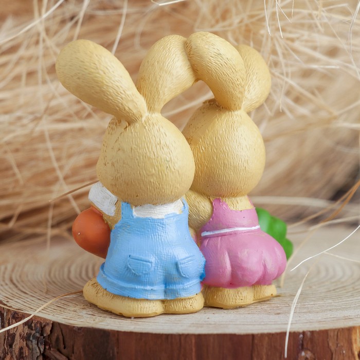 Сувенир полистоун "Зайки с морковкой" 8х7,5х4,7 см