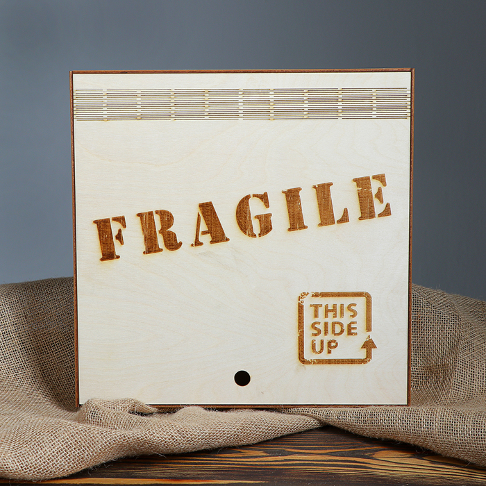Подарочный ящик с надписью "Хрупкое"