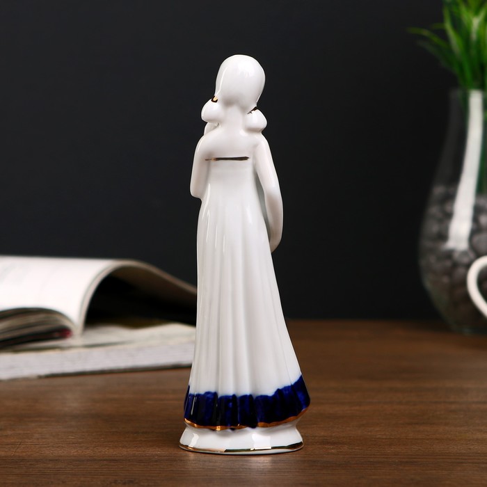 Сувенир керамика "Адель в белом платье с синими оборками и шляпкой" 16х5,5х4,5 см