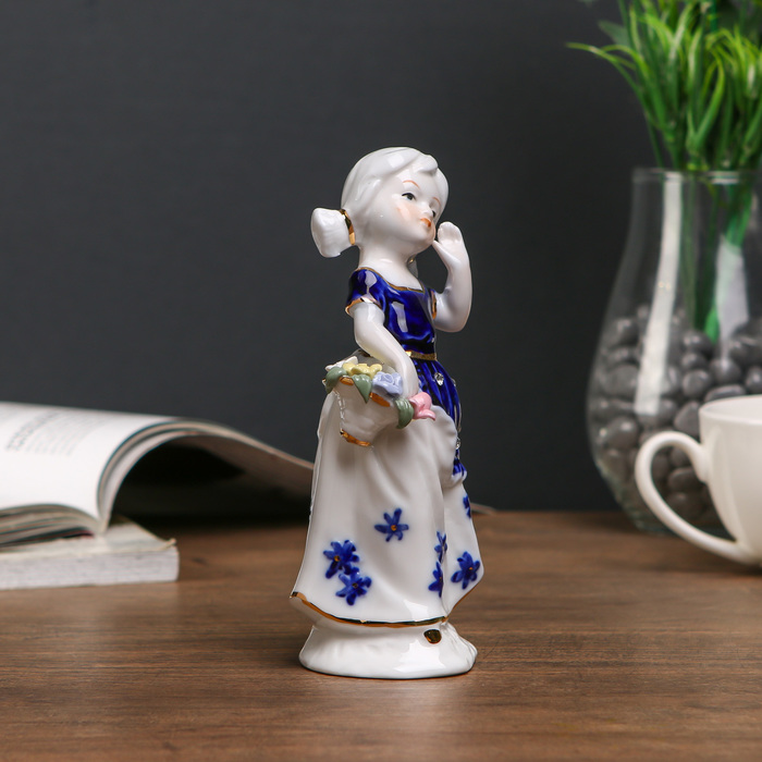 Сувенир керамика "Маленькая девочка в платье с синим передником и корзинкой" 15,5х7,5х6 см