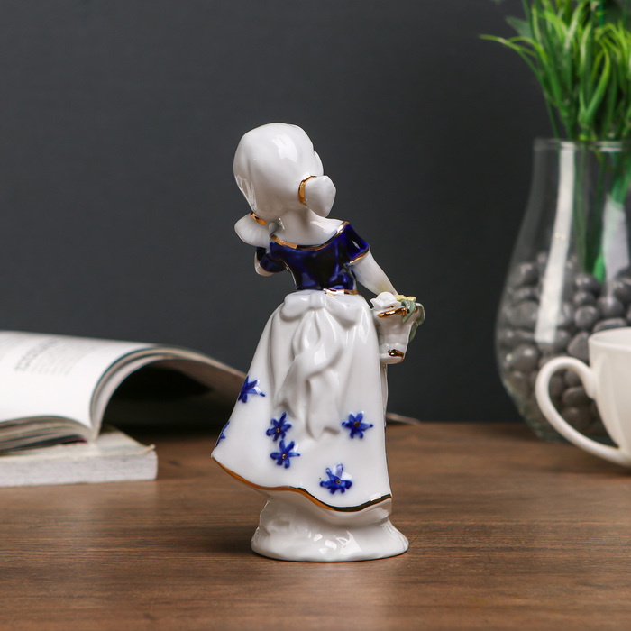 Сувенир керамика "Маленькая девочка в платье с синим передником и корзинкой" 15,5х7,5х6 см