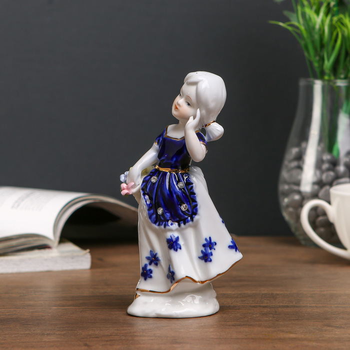 Сувенир керамика "Маленькая девочка в платье с синим передником и корзинкой" 15,5х7,5х6 см