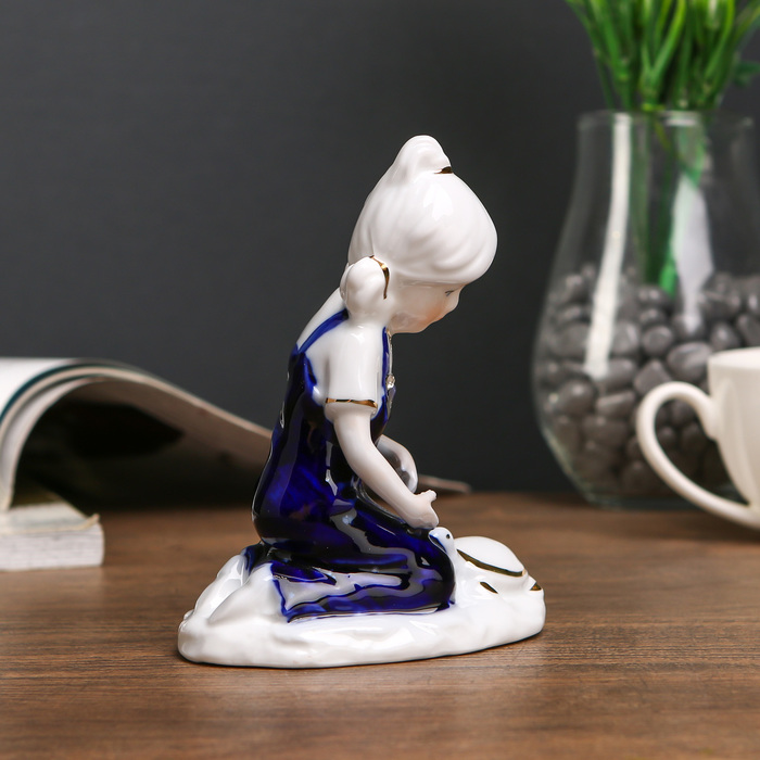 Сувенир керамика "Девочка в синем комбинезоне с черепахой" 12х9,8х6 см