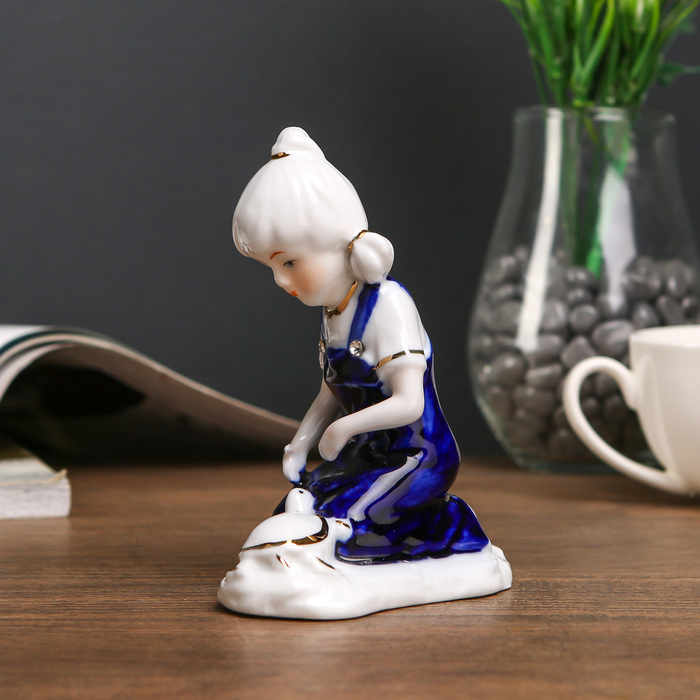 Сувенир керамика "Девочка в синем комбинезоне с черепахой" 12х9,8х6 см
