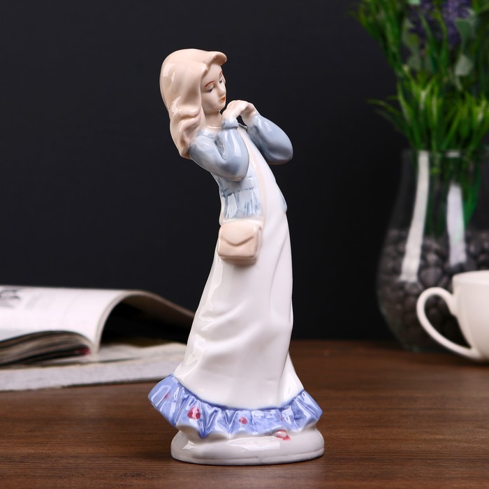 Сувенир керамика "Девочка в голубом джемпере с сумочкой" 20х9,5х6,5 см