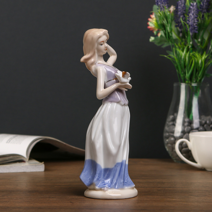 Сувенир керамика "Молодая девушка с белой голубкой" 21х8х6,5 см