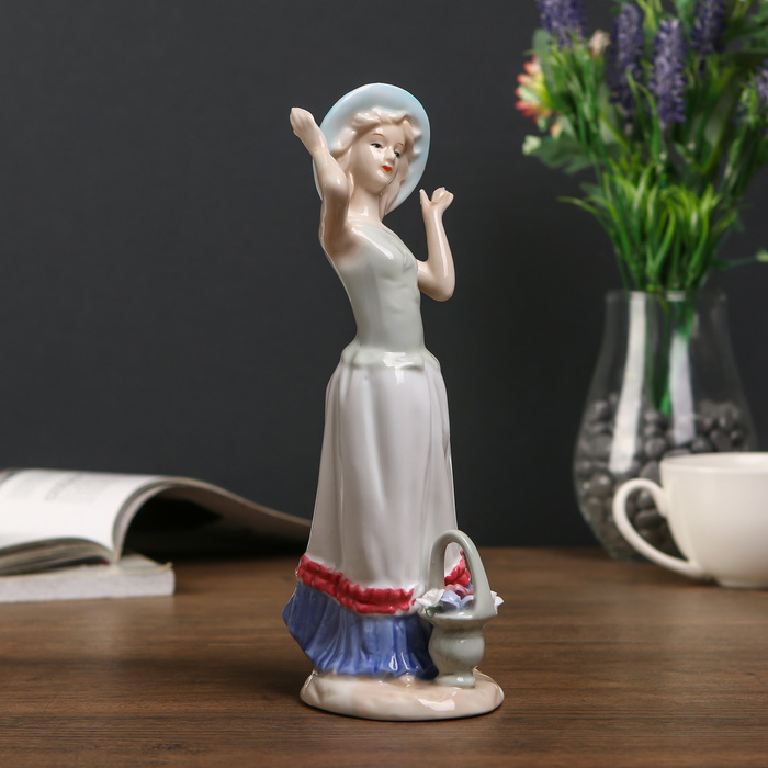 Сувенир керамика "Молодая девушка в шляпке с корзиной цветов" 21,5х11х7 см