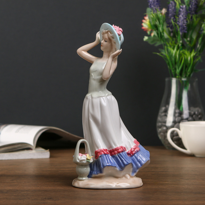 Сувенир керамика "Молодая девушка в шляпке с корзиной цветов" 21,5х11х7 см
