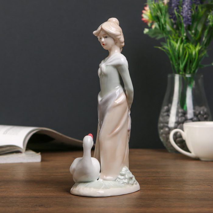 Сувенир керамика "Молодая девушка с белым гусём" 21х9,5х7,2 см