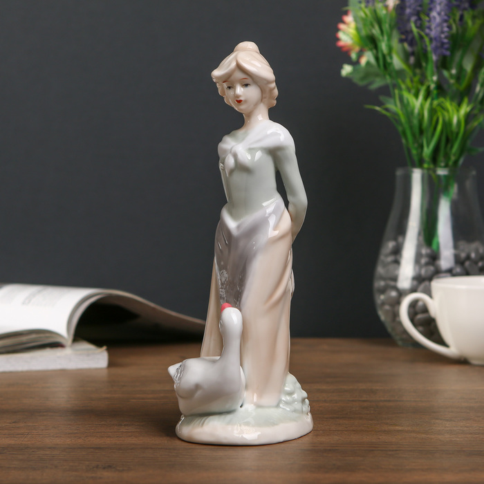 Сувенир керамика "Молодая девушка с белым гусём" 21х9,5х7,2 см
