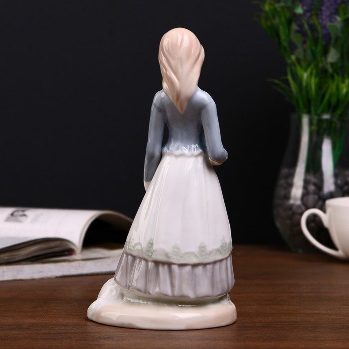 Сувенир керамика "Девочка в голубом с собакой" 20,5х10,8х9 см