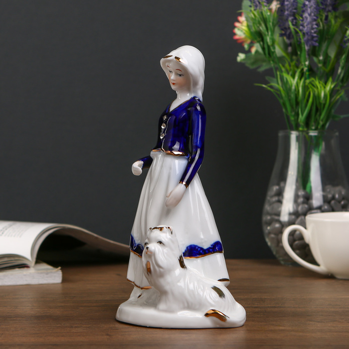 Сувенир керамика "Девочка в синем с собакой" 20,5х10,8х9 см