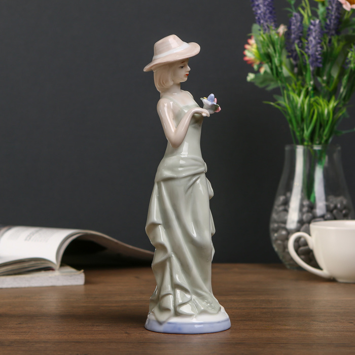 Сувенир керамика "Девушка кокетка с букетом" 22х7х7 см