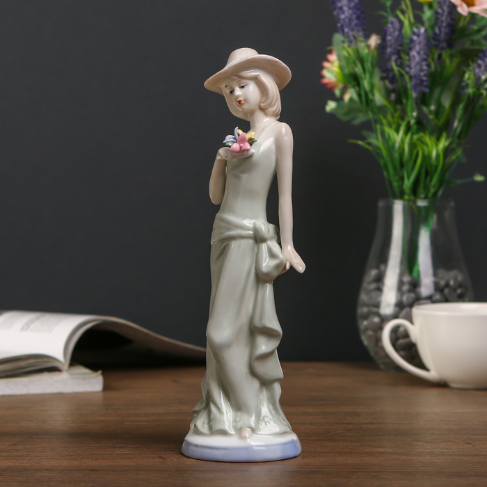 Сувенир керамика "Девушка кокетка с букетом" 22х7х7 см