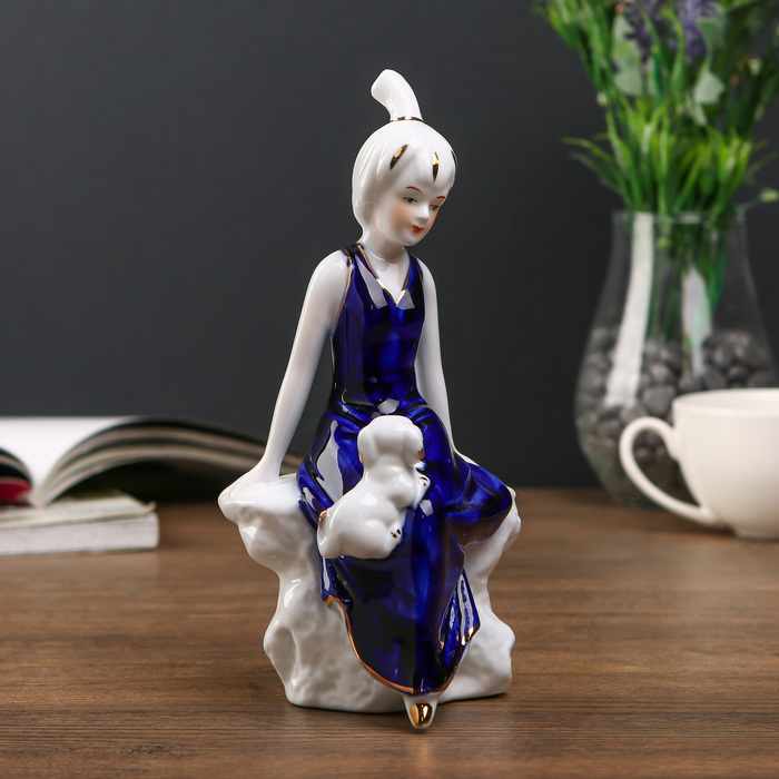 Сувенир керамика "Девочка в синем платьице с пёсиком" 19,5х10х8 см
