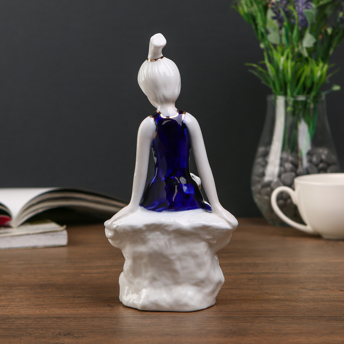 Сувенир керамика "Девочка в синем платьице с пёсиком" 19,5х10х8 см