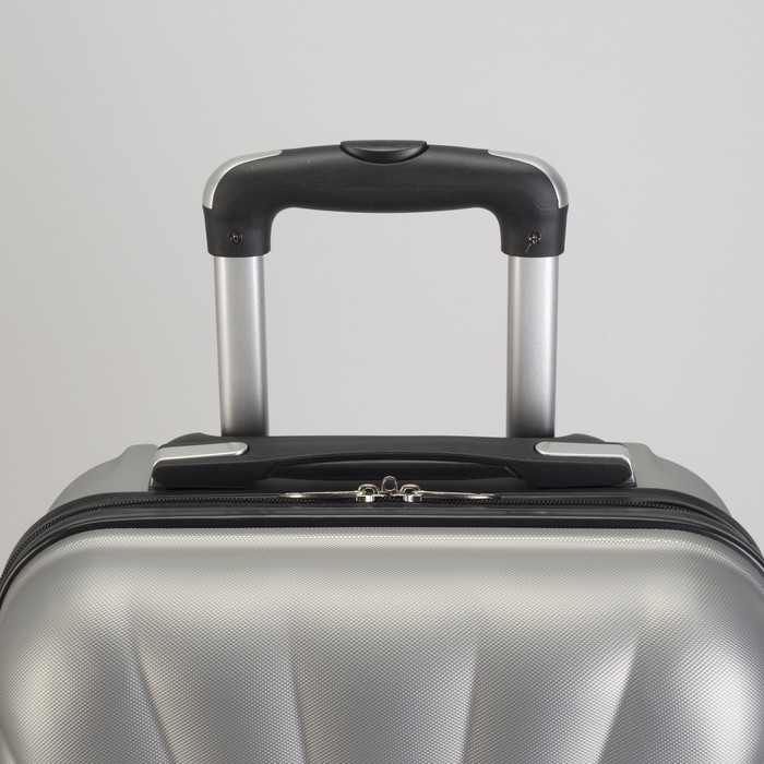 Чемодан малый "Ракушка" 20", отдел на молнии, кодовый замок, 4 колеса, цвет серебристый