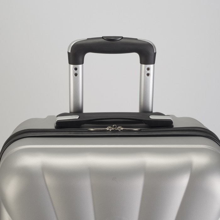 Чемодан средний "Ракушка" 24", отдел на молнии, кодовый замок, 4 колеса, цвет серебристый