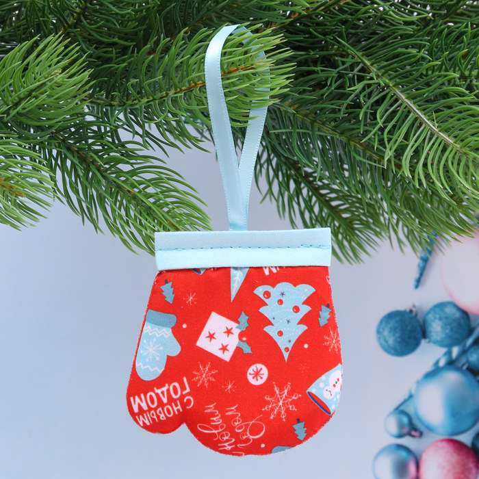 Подвеска - варежка "Пусть зима будет тёплой!"