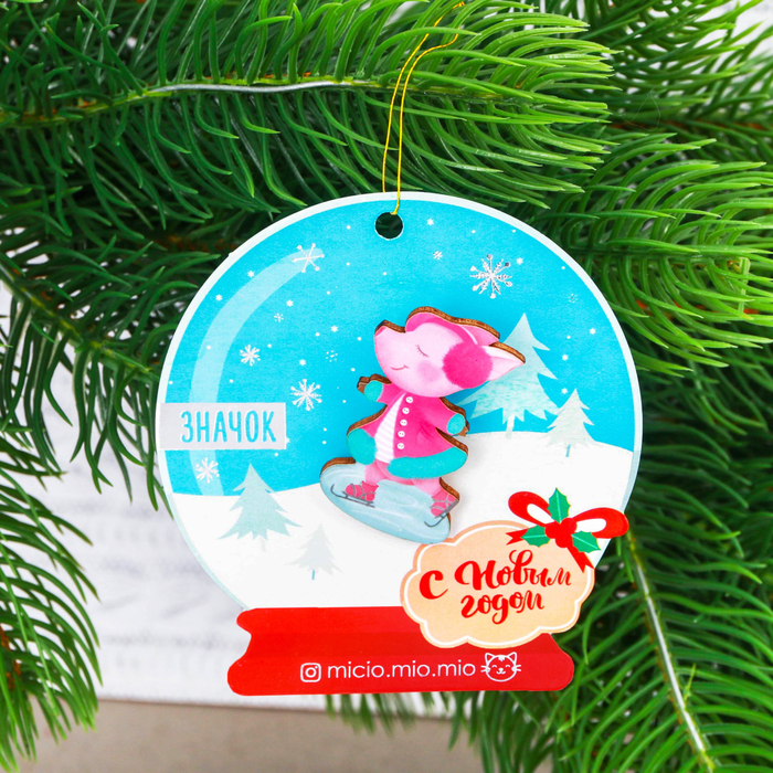 Новогодний значок "Свинка на коньках"