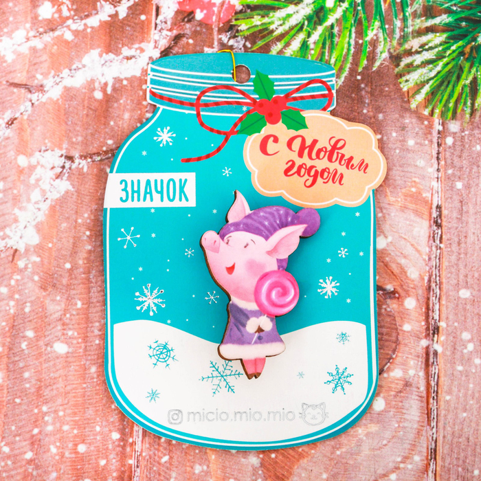 Новогодний значок "Свинка с леденцом"