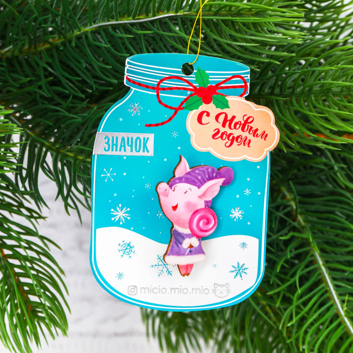 Новогодний значок "Свинка с леденцом"