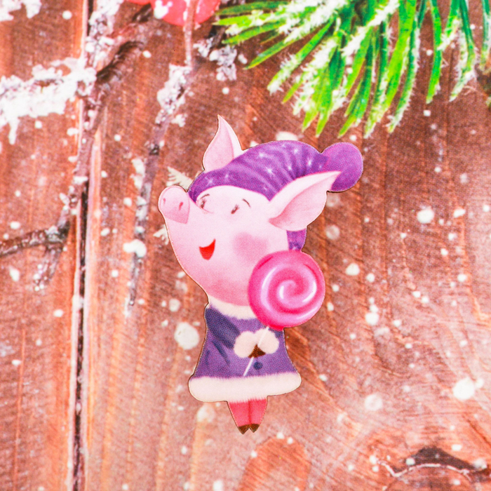 Новогодний значок "Свинка с леденцом"