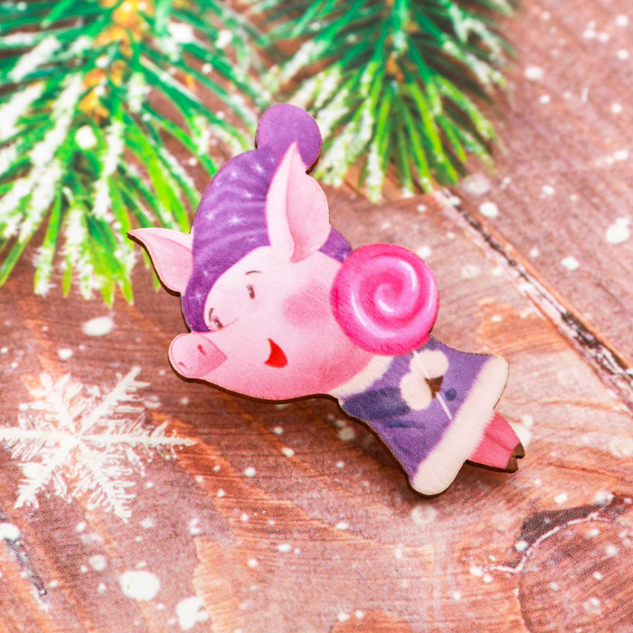 Новогодний значок "Свинка с леденцом"