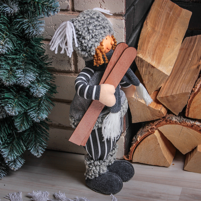 Кукла интерьерная "Малыш с лыжами" 33 см