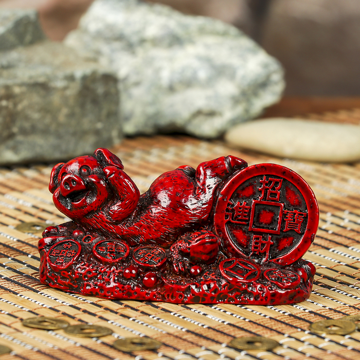 Нэцке полистоун "Свинка с китайской монетой" тёмно-красный 4,5х8,5х4,2 см