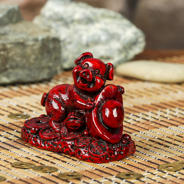 Нэцке полистоун "Свинка со слитком золота на китайских монетах" тёмно-красный 6х7,5х4,5 см