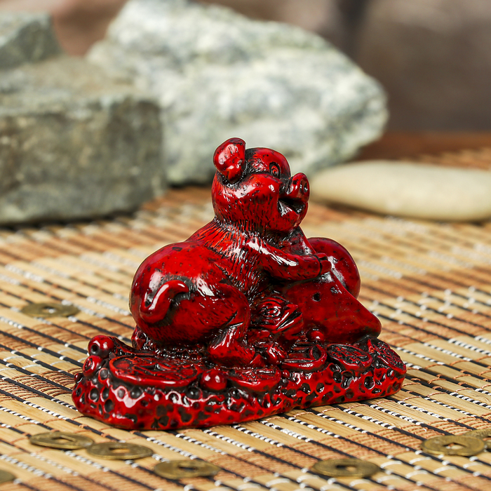 Нэцке полистоун "Свинка со слитком золота на китайских монетах" тёмно-красный 6х7,5х4,5 см