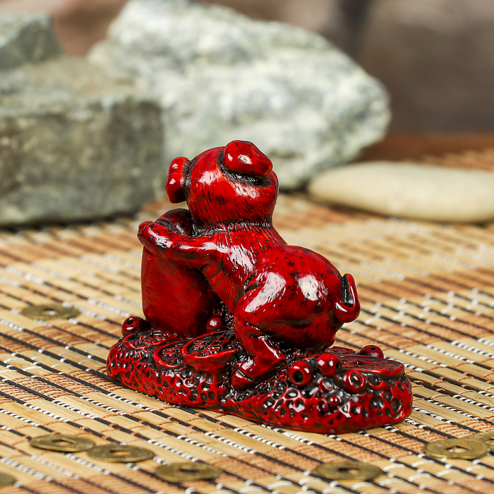 Нэцке полистоун "Свинка со слитком золота на китайских монетах" тёмно-красный 6х7,5х4,5 см
