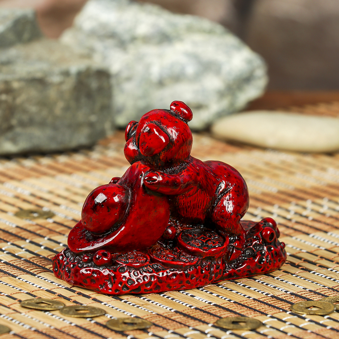 Нэцке полистоун "Свинка со слитком золота на китайских монетах" тёмно-красный 6х7,5х4,5 см