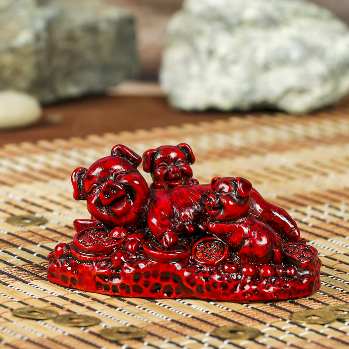 Нэцке полистоун "Поросята на китайских монетах" тёмно-красный 5х8,6х4,7 см