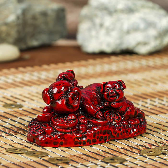 Нэцке полистоун "Поросята на китайских монетах" тёмно-красный 5х8,6х4,7 см